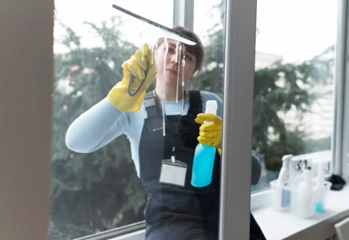 Nettoyage de vitres intérieures et extérieures à Saint-Privat-des-Vieux